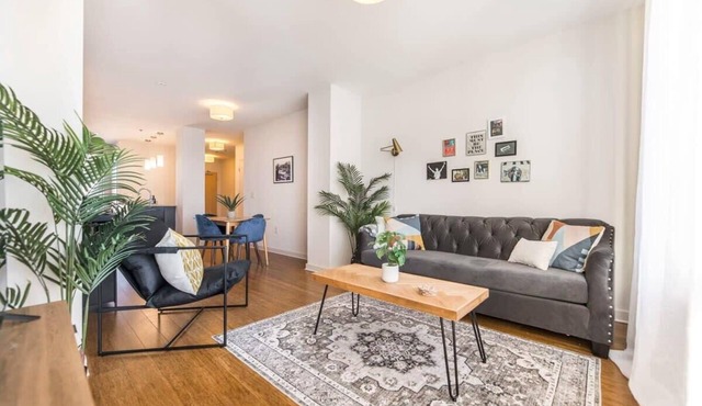 Eclectic Vibes | Steps to Shops & Cafes