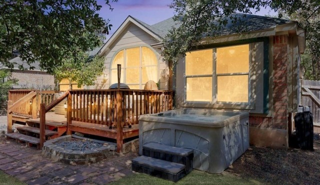 Eclipse · Artist Retreat @ Cypress Creek | Hotub | Sleeps 9