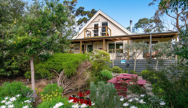 ECO-BEACH - ARTIST'S RETREAT - BAY VIEWS, 350M STROLL TO BEACH and WILDLIFE!