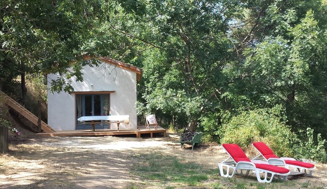 Eco cottage in Monts et Merveilles, swimming pool, riverside, 3 ha of nature.