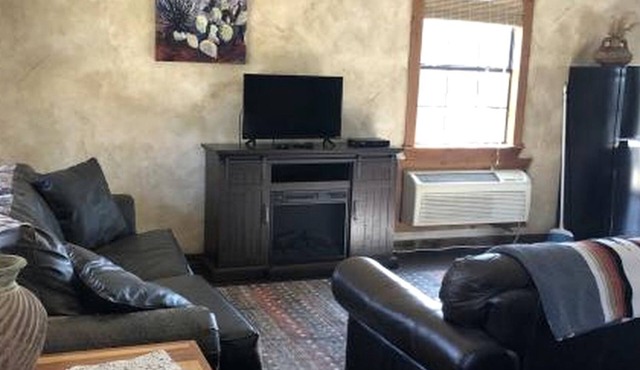 Eco-Friendly Cabin with Private Hot Tub for a Relaxing Getaway near Dallas, Texas