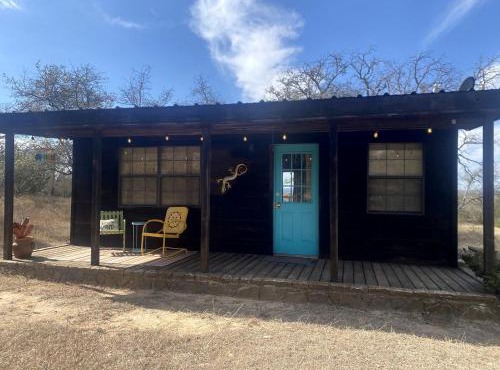 Eco-Friendly Cabin with Private Hot Tub for a Relaxing Getaway near Dallas, Texas