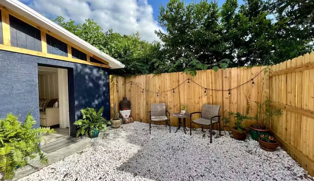 Eco-Friendly Charming Tampa Cottage - Full Kitchen, Parking, Wifi
