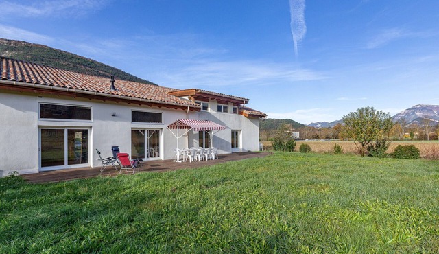 Eco-friendly Gîte “L'éco-logis du Clos des Tilleuls” with Mountain View, Shared Terrace & Garden
