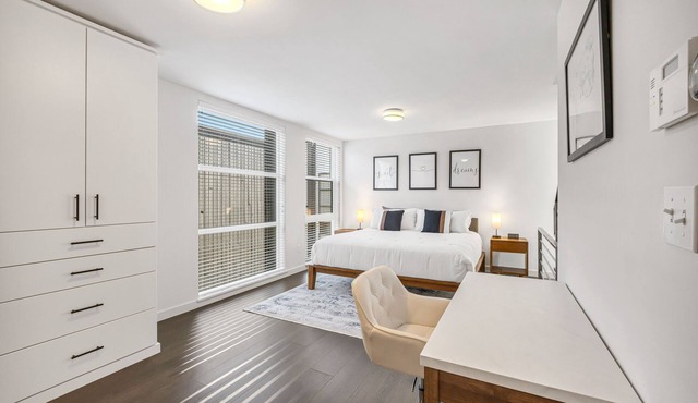 Eco-Friendly Home in Green Lake. Walk to the Park, Restaurants, Coffee Shops.
