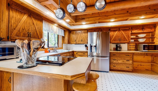 Eco-friendly log cabin with amazing views, deck, covered porch, grill, & firepit