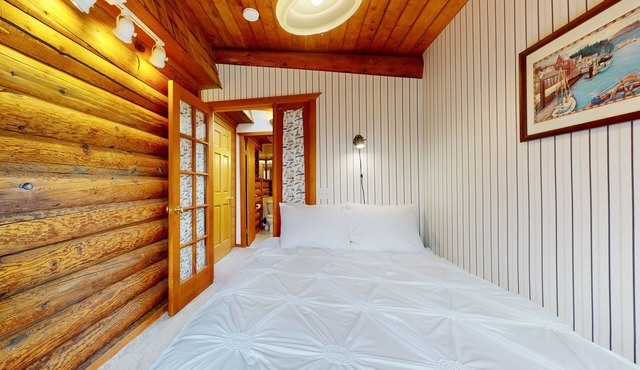 Eco-friendly log cabin with amazing views, kitchenette, & private W/D