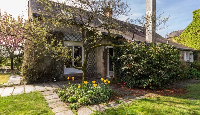 Eco-Friendly Retreat Near Vioreau Lakes, 5 Bedrooms, Fireplace, Secluded Garden, Pet-Friendly