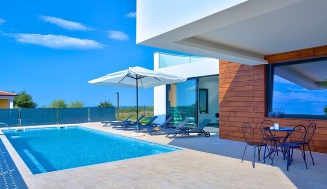 Eco-friendly Villa Aria with a pool and a party room