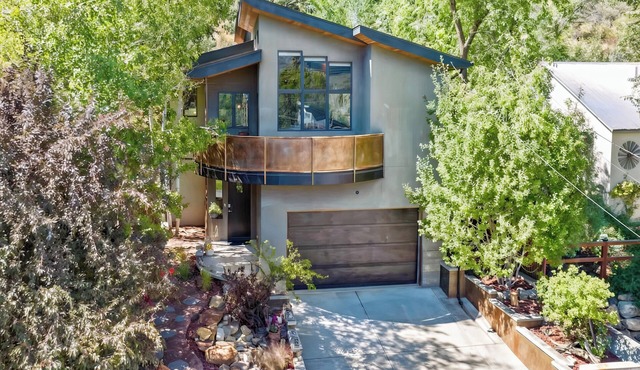 Eco-Friendly - Walk to River/Mountain Trails - Near Downtown - King Beds - AC