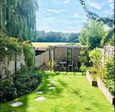 Eco lodge in tranquil setting close to Central London