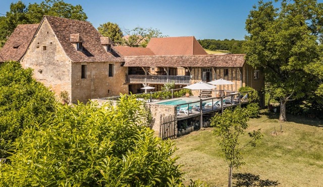 Eco Lodge le Barradis, country house with 4000 m2 and heated swimming pool