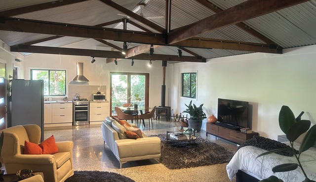 Eco-luxe studio and amazing Glasshouse Mountains views.