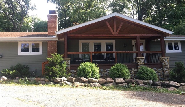 Eco-Retreat getaway, loads of amenities! 4 bedrooms + full gym + large office!