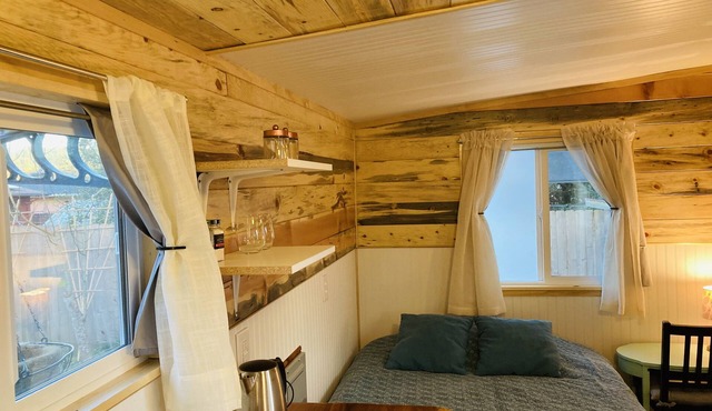 Eco Retreat in Quiet Arcata Neighborhood with a private courtyard & kitchenette