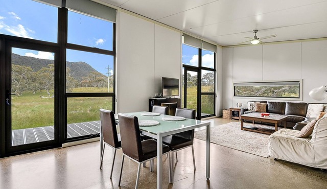 Ecocrackenback 7 'Sustainable chalet close to the slopes.'