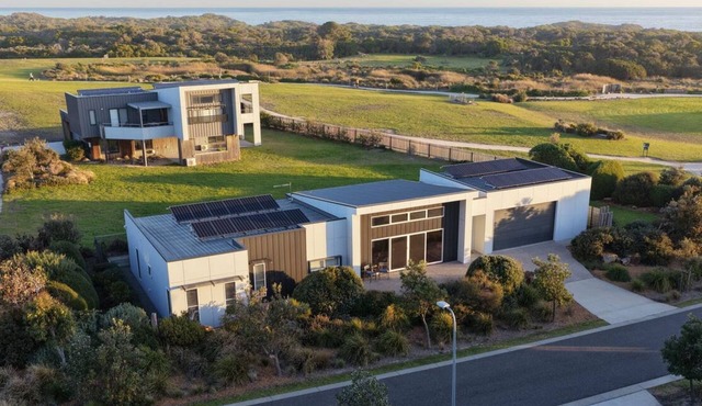 EcoHaven Beach Retreat- stylish Ecohome in coast wildlife heart of Cape Paterson