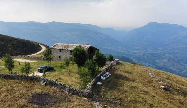 Ecological and self-sufficient cabin with unbeatable views.
