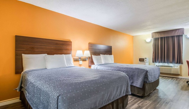 Econo Lodge At Six Flags