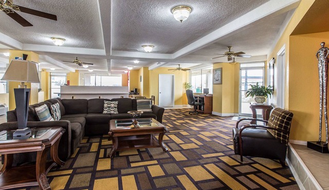 Econo Lodge Byron near Historic District - Warner Robins