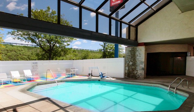 Econo Lodge Holland - Toledo