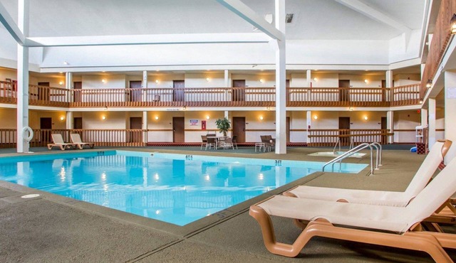 Econo Lodge Inn And Suites