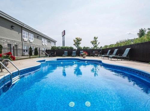 Econo Lodge Inn & Suites