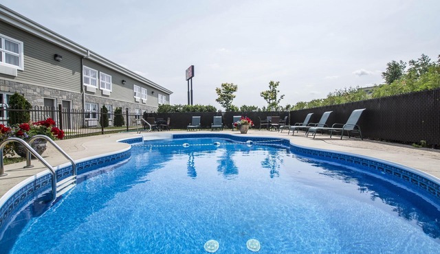 Econo Lodge Inn & Suites