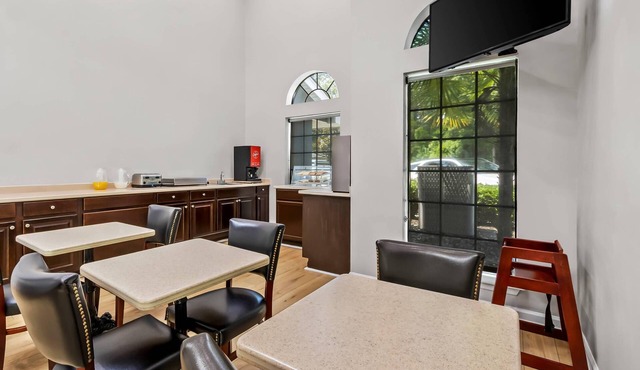 Econo Lodge Inn & Suites Cayce I-26 Airport