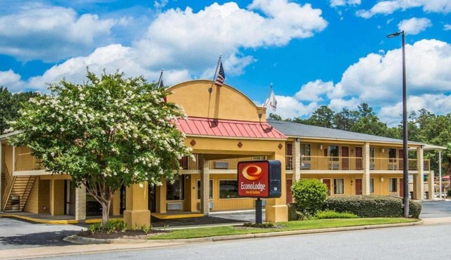 Econo Lodge Inn & Suites Columbus near Fort Benning