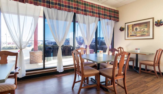 Econo Lodge Inn & Suites Conference Center