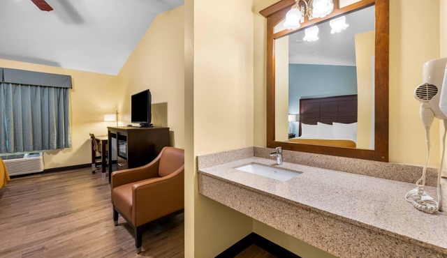 Econo Lodge Inn & Suites Eau Claire South