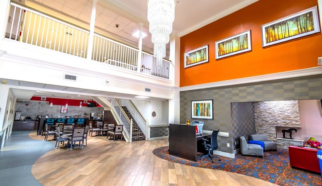 Econo Lodge Inn & Suites East
