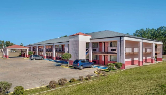 Econo Lodge Inn & Suites Forest