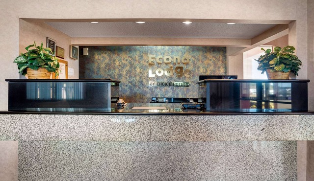 Econo Lodge Inn & Suites Forest