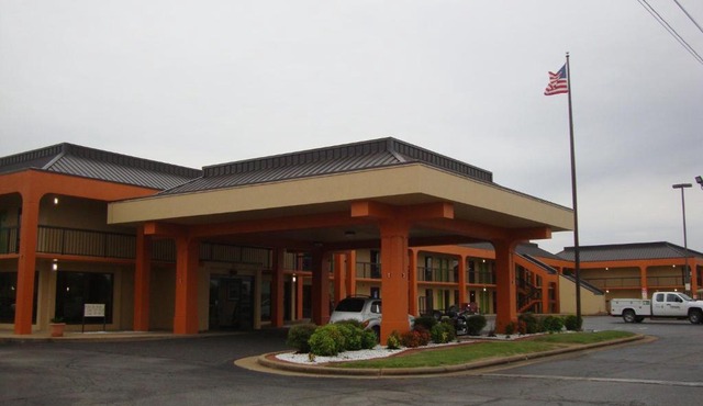 Econo Lodge Inn & Suites Jackson Northwest