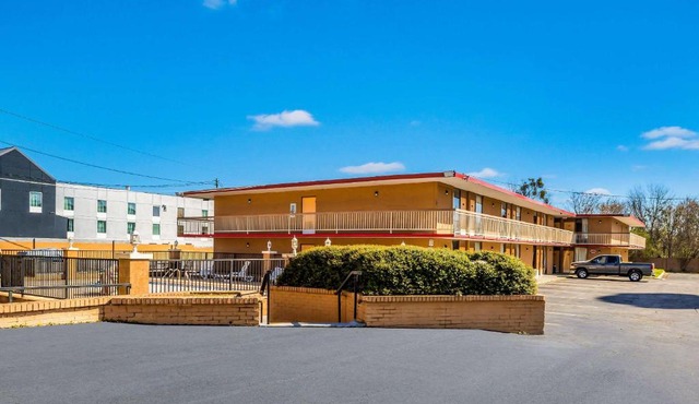 Econo Lodge Inn & Suites Macon West