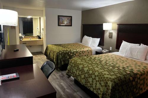 Econo Lodge Inn & Suites Macon North
