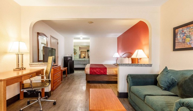 Econo Lodge Inn & Suites Memphis East