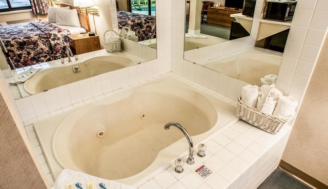 Econo Lodge Inn & Suites Oconto