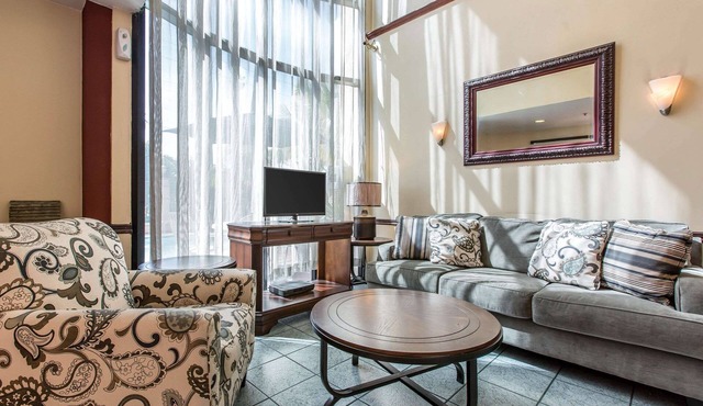 Econo Lodge Inn & Suites Riverside - Corona