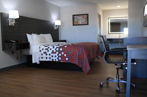 Econo Lodge Inn & Suites Southeast