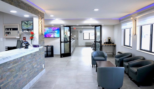 Econo Lodge Inn & Suites Southeast