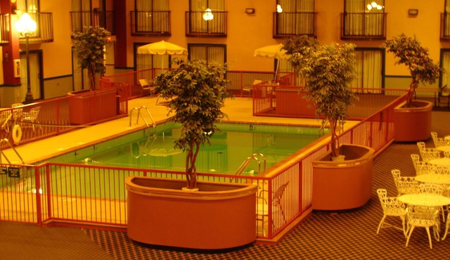 Econo Lodge Inn & Suites