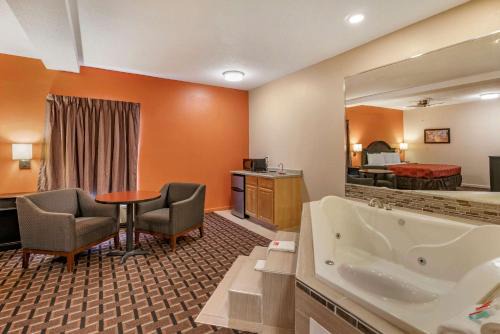Econo Lodge Inn & Suites Granite City - St Louis