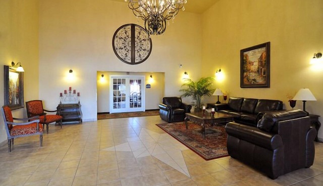 Econo Lodge Inn & Suites