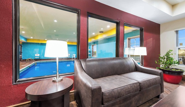Econo Lodge Inn & Suites