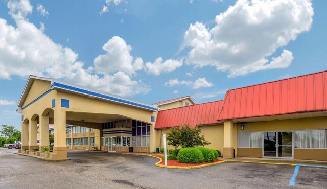 Econo Lodge Inn & Suites Triadelphia - Wheeling