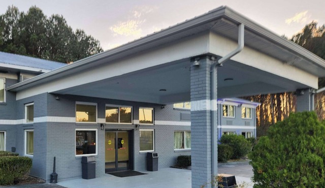 Econo Lodge Inn & Suites