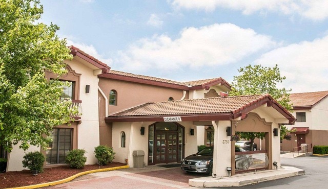 Econo Lodge Kalamazoo near Wings Stadium
